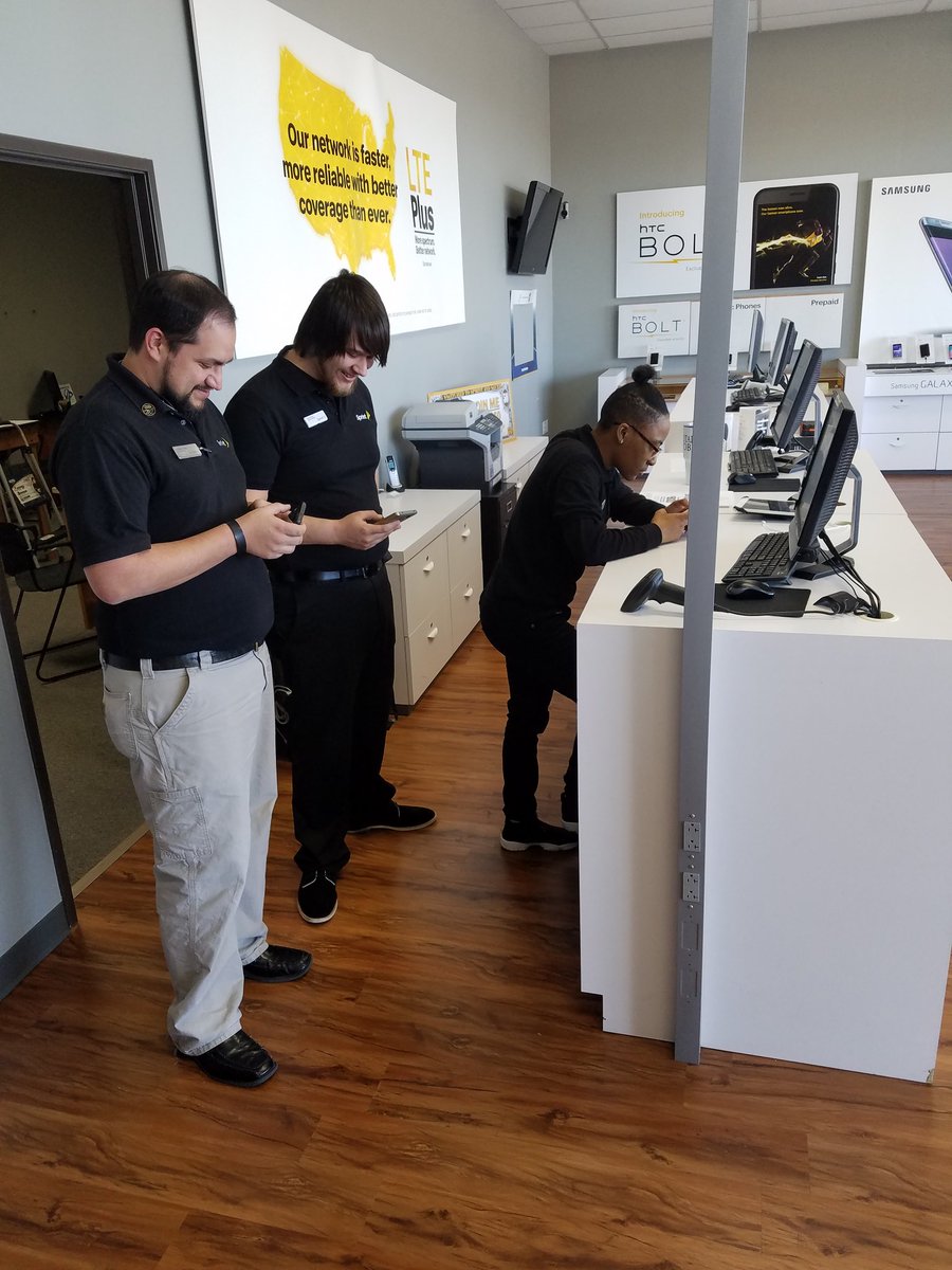 JakeFlaniken's tweet photo. UC Expressway team doing a quick social media post to promote H&amp;R Block reps in the house on #SST. @AprilToll https://t.co/zqI04YUfk1
