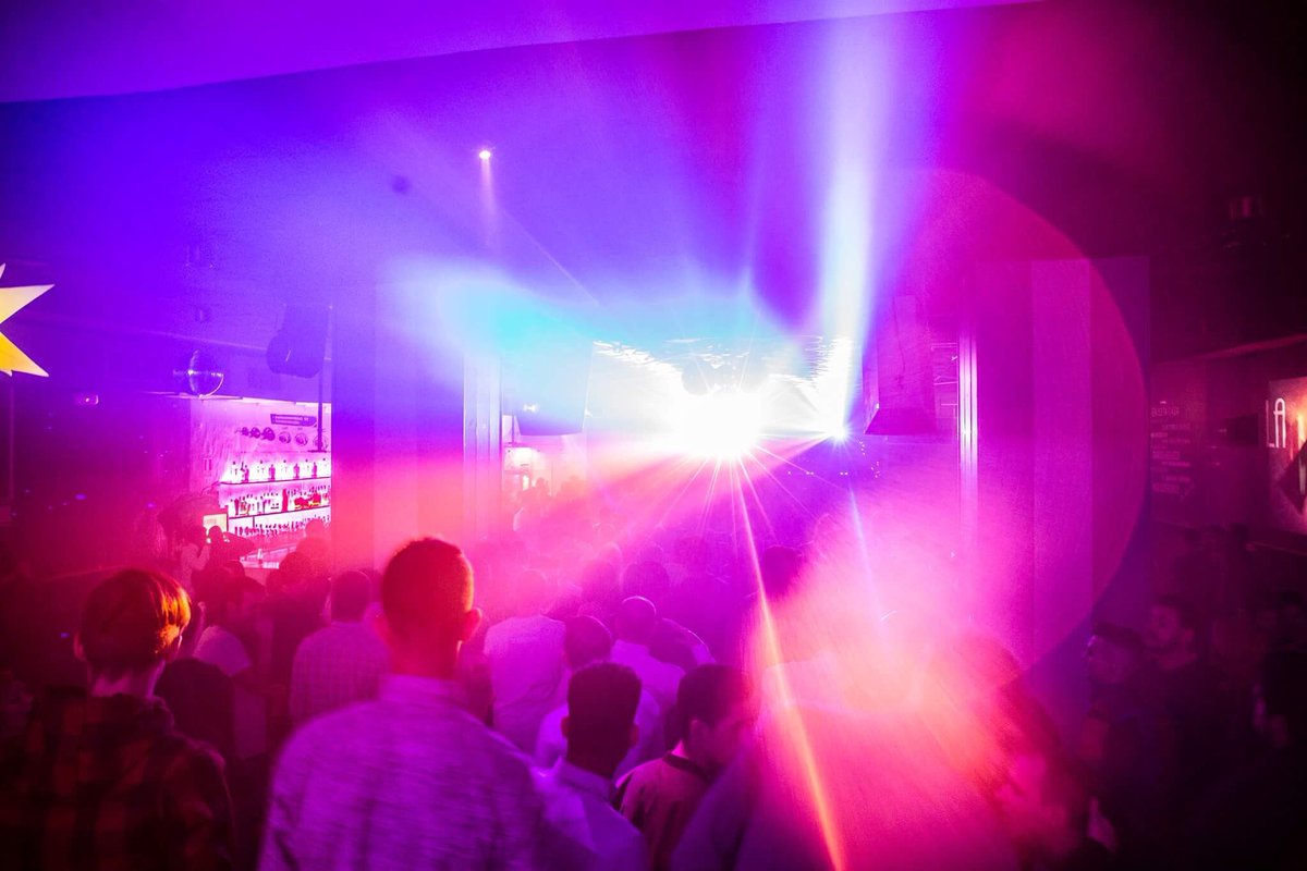 Noche fría y lluviosa? Nos vemos esta noche en LA BOITE💃🏻💃🏻🙌🏻🙌🏻🚨🚨