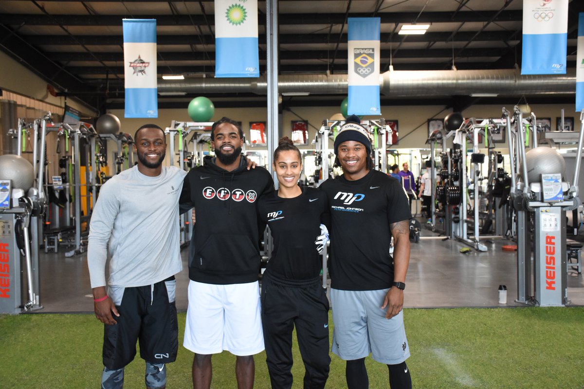 mjp360's tweet photo. #FightingIrish @NotreDame Alumni in the building @THunterJr @SkyDigg4 @_ChrisBrownND2 Cole Luke #StrengthInNumbers #MJPFam #NFL #MLB #WNBA https://t.co/CjDZYslrWf