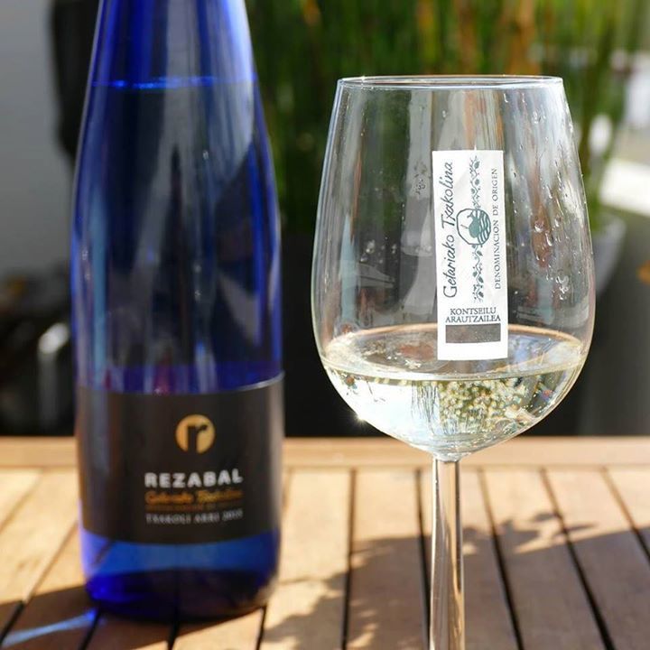 Paysbasquenet's tweet photo. #txakoli #rezabal #zarautz #tchin #apero #aperotime #vin #basque #paysbasque #euskalherria… https://t.co/FV13JqVEND https://t.co/QWoLH2W63Z