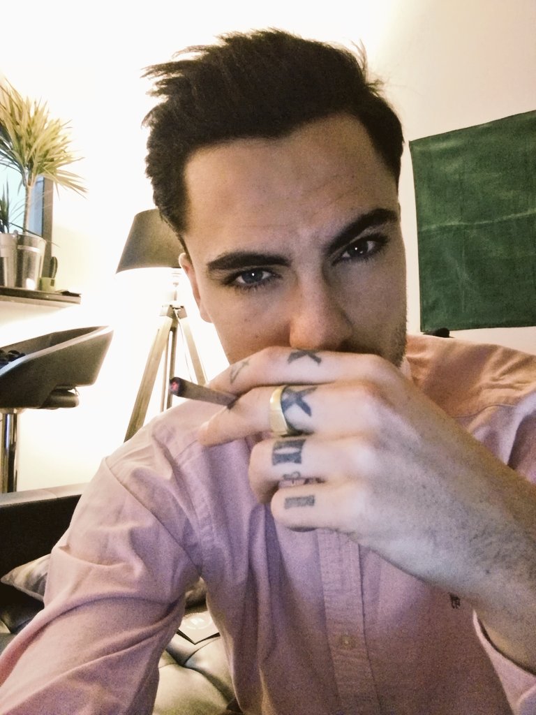 VierneN's tweet photo. Et voilà on passe au noir mtn! #TheGameOfLove #newhaircut https://t.co/xyedDCO1lJ