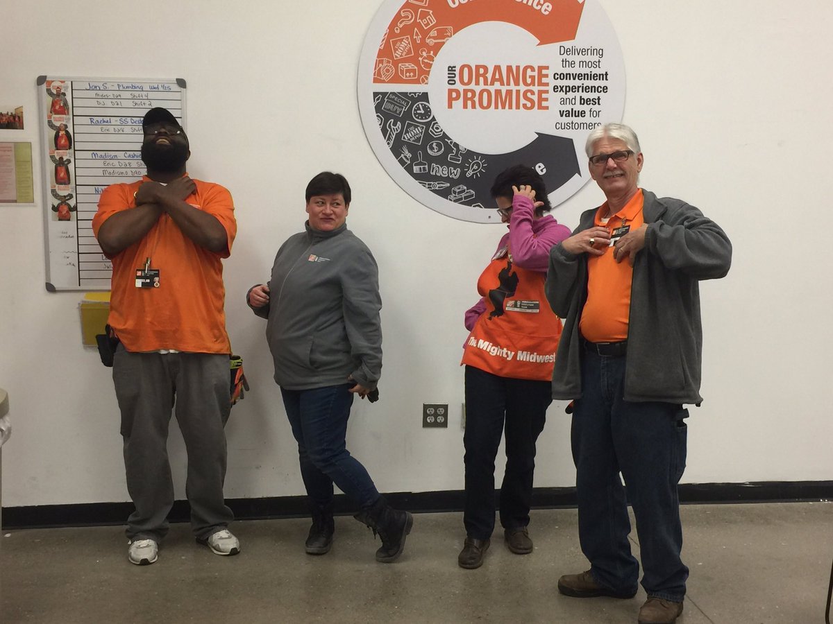 BenTenTHD's tweet photo. Photoshoot! Everyone's got bed bugs! #FakePhoto #FakeBugs #mwjan2017 #2761voa https://t.co/flrgm9GZ6a