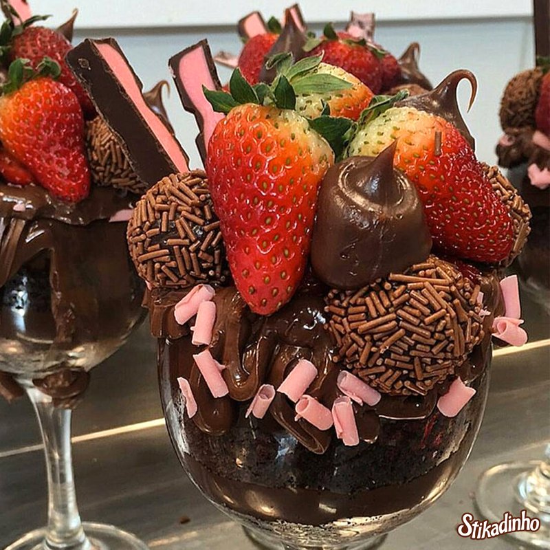Stikadinho's tweet photo. Morango, brigadeiro, Stikadinho, morango, brigadeiro, Stikadinho... Não conseguimos pensar em outra coisa, @dessertbrasil 😰 https://t.co/0CoxPirvpF