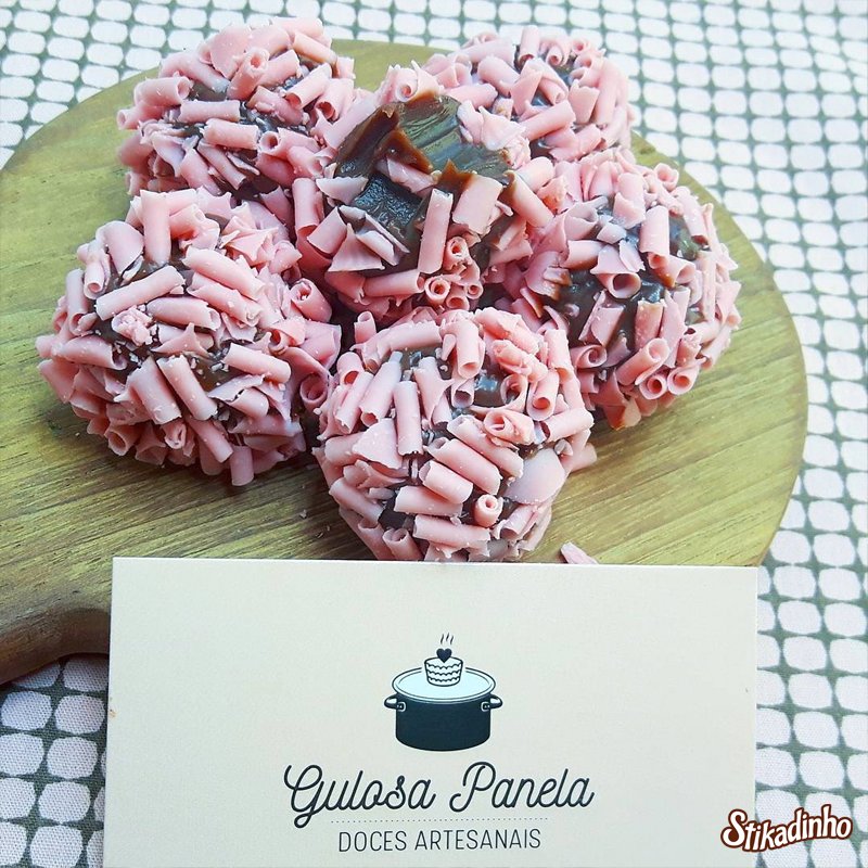 Stikadinho's tweet photo. A melhor pedida para finalizar qualquer refeição é um brigadeiro com raspas de Stikadinho (melhor ainda se forem seis, @gulosapanela) 😝 https://t.co/uebh4NaWiG