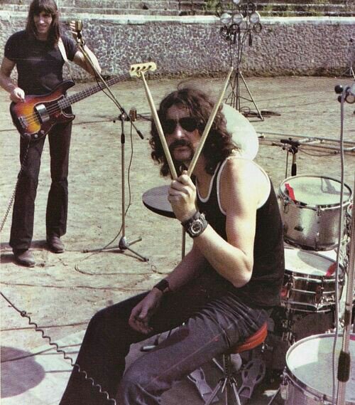 Happy birthday Nick Mason ... 

El batero de Pink Floyd. 