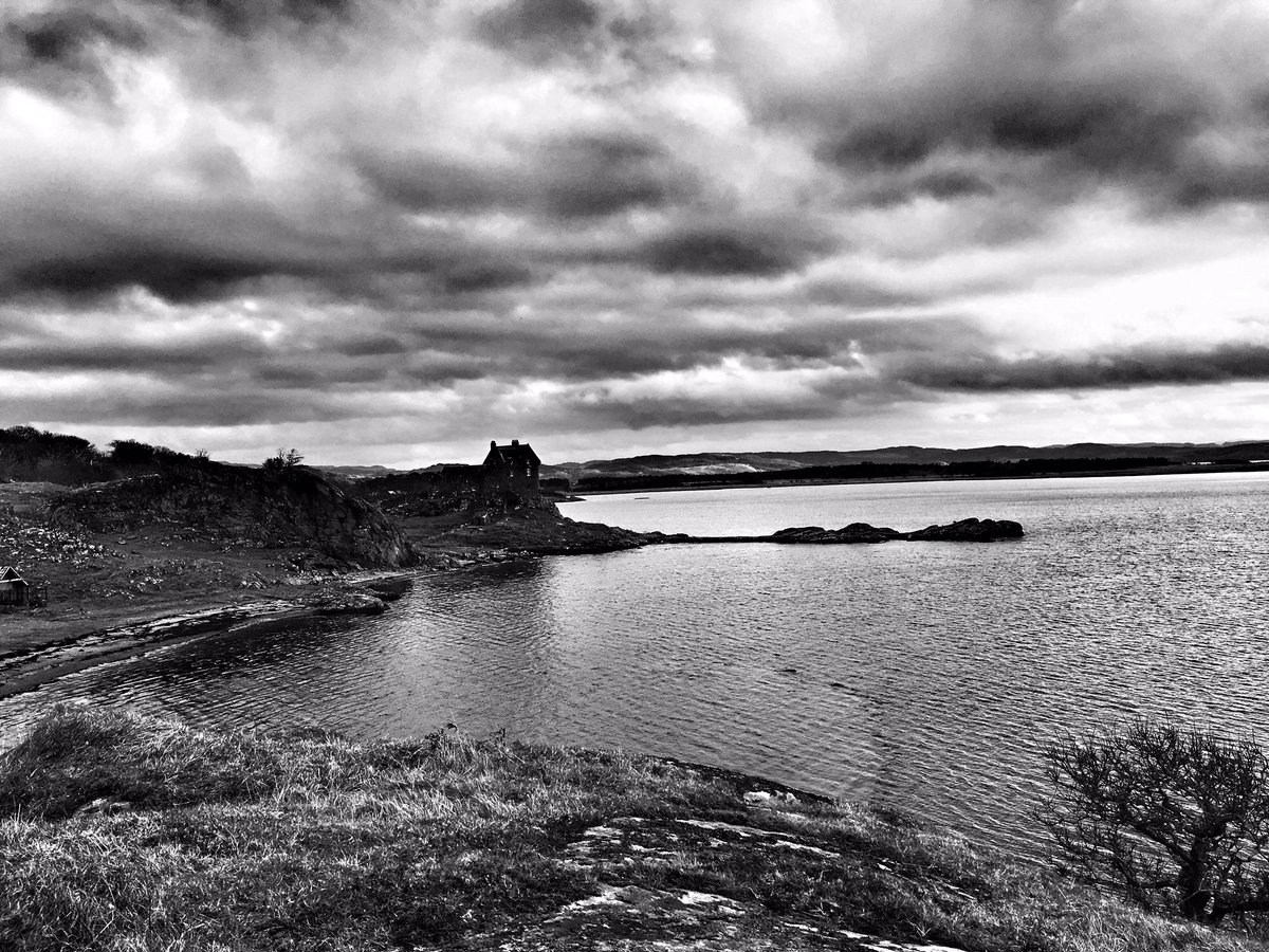 duntrunecastle's tweet photo. Duntrune #Castle at twilight. Perfect holiday #selfcateringcottages @VisitScotland @mvscotland @ExploreArgyll @HeartofArgyll @travel https://t.co/Vc1tbFf1ld