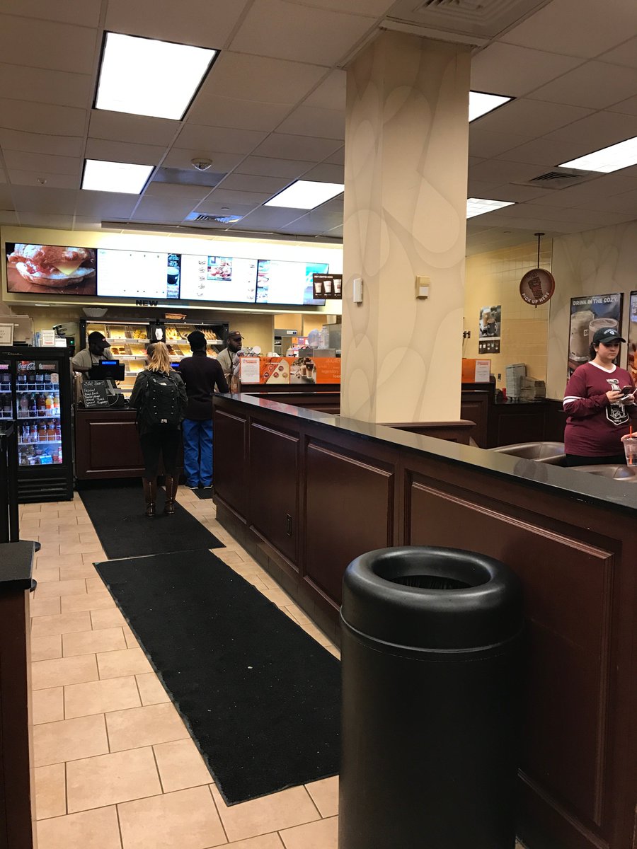demytrklisa's tweet photo. Dunkin Donuts! A favorite spot among students to refuel before class. Mornings here are crazy! #cojr3422 #favoriteeatingspot https://t.co/pTOWR9BSpT