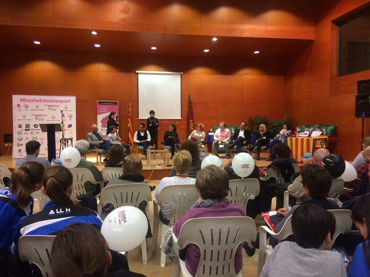 immachicob's tweet photo. Donant suport a l'esport femení. Per què les dones ho valem. Molt bona iniciativa la taula rodona de #balafia8donaiesport. #reconeixement https://t.co/DVggmXsv7s