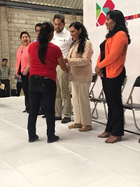 IAIMO_GobOax's tweet photo. @RaulBCCue @SEDESOH_GobOax @AidaRuizG @IOAM_GobOax entregan recursos del #FAM2016 en #Huajuapan a #Migrantes x el orden de 18mdp https://t.co/ZhgoOEUBEs