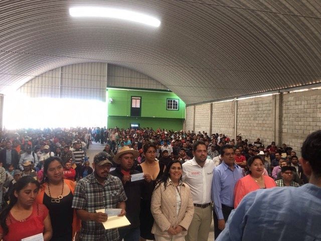 IAIMO_GobOax's tweet photo. @RaulBCCue @SEDESOH_GobOax @AidaRuizG @IOAM_GobOax entregan recursos del #FAM2016 en #Huajuapan a #Migrantes x el orden de 18mdp https://t.co/ZhgoOEUBEs