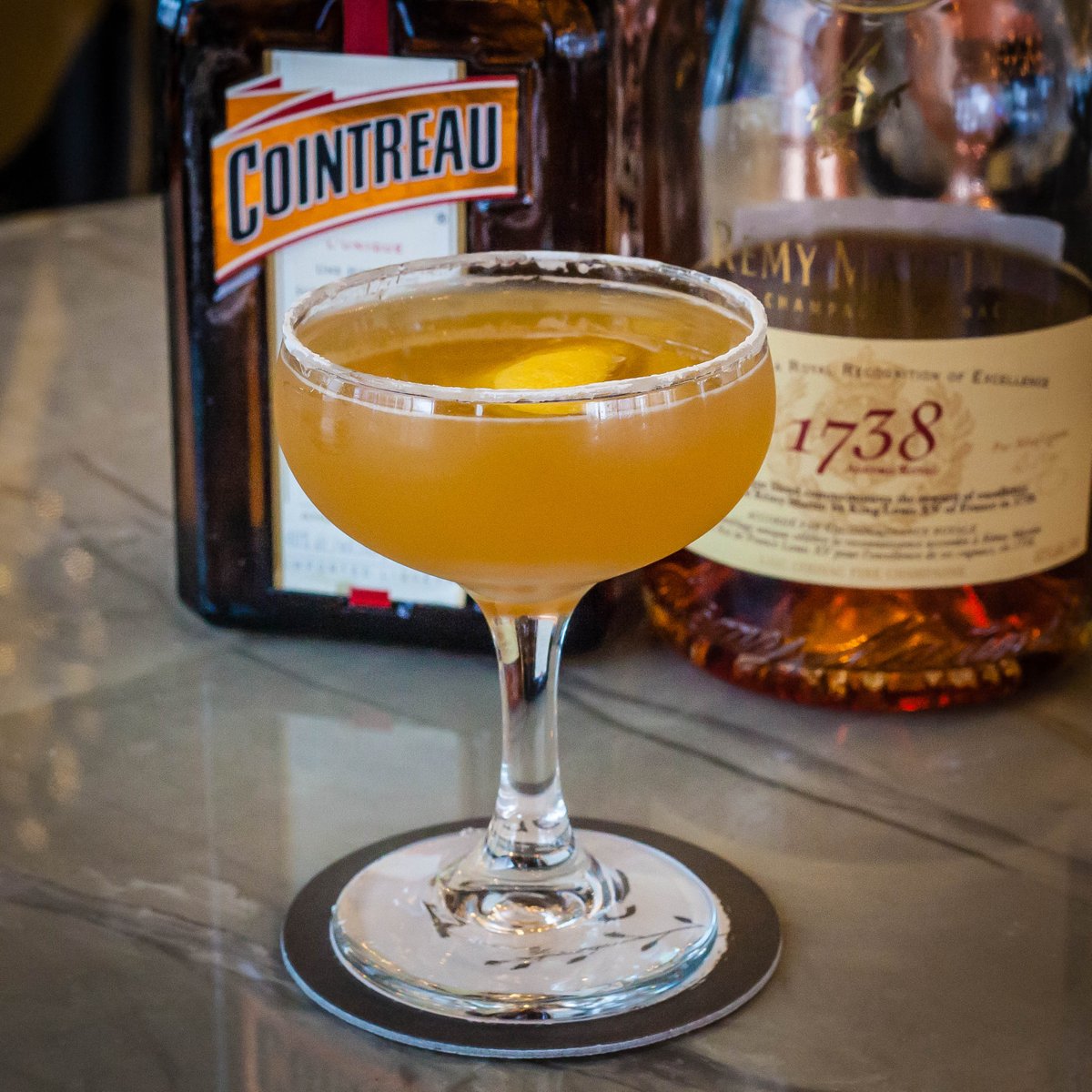 ParcDetroit's tweet photo. We're ready to welcome you to the weekend. #HappyHour runs 3-6pm $7 bites, $7 #cocktails, and $6 wine pours. #TGIF #Detroit #ParcDetroit https://t.co/i99OL7J6j6