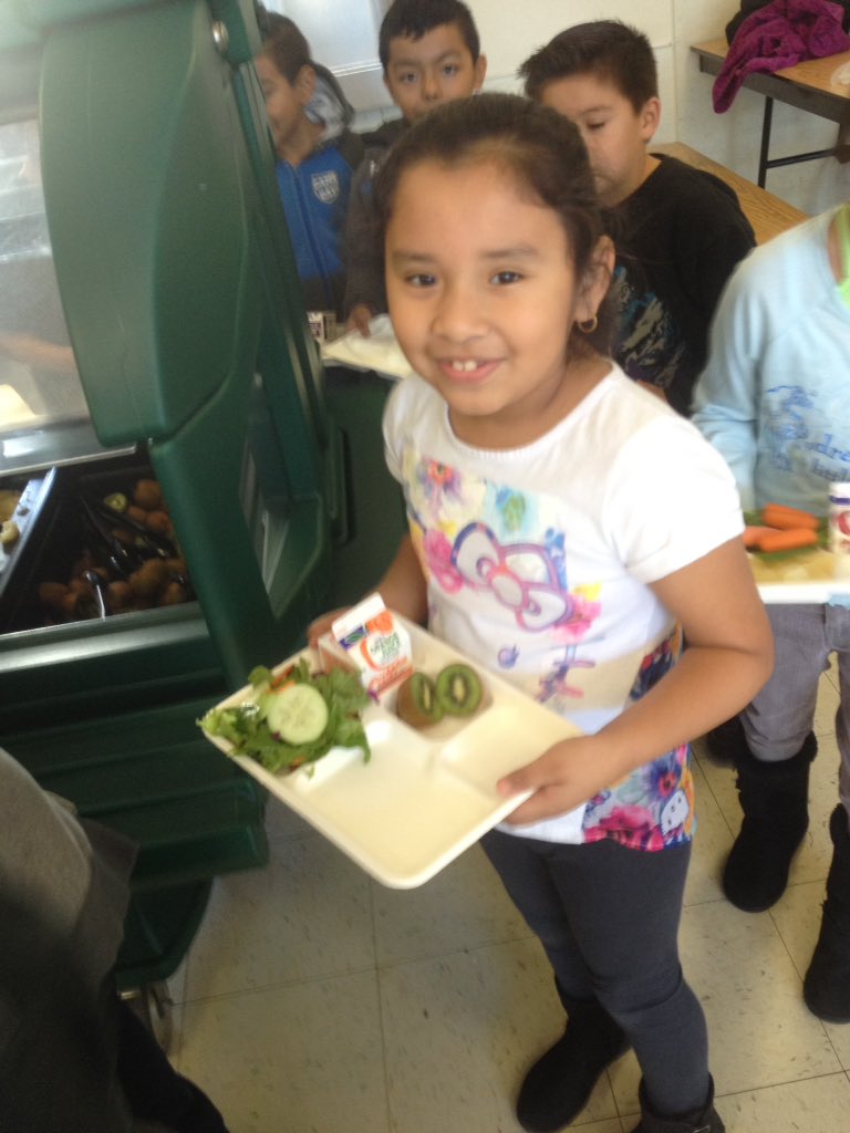 MiaMiapiro's tweet photo. Salad and kiwi, yum ! Beaumont serves great lunches! https://t.co/xHB1mIiEjq