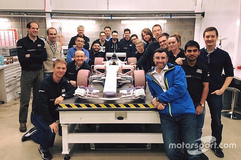 JuanjoSaezF1's tweet photo. Otra foto de los trabajadores de Manor con el "futuro" #MRT07, un coche que lamentablemente no podremos ver en la pista en 2017. #F1 https://t.co/wbGQNWEnc0
