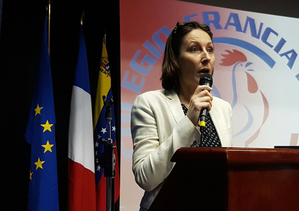 UEenVenezuela's tweet photo. Embajadora de la #UE en Venezuela durante el acto de apertura del FRAIMUN Francia Interschool Model of United Nations en el @colfracaracas https://t.co/XndfE7HPv1