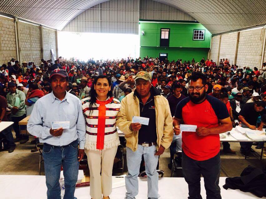 IAIMO_GobOax's tweet photo. En #Huajuapan 624 #MigrantesRepatriados de #EU, reciben recursos del #FAM2016, p/emprender #ProyectosProductivos en comunidades @AidaRuizG https://t.co/Vs5FWfBvLM