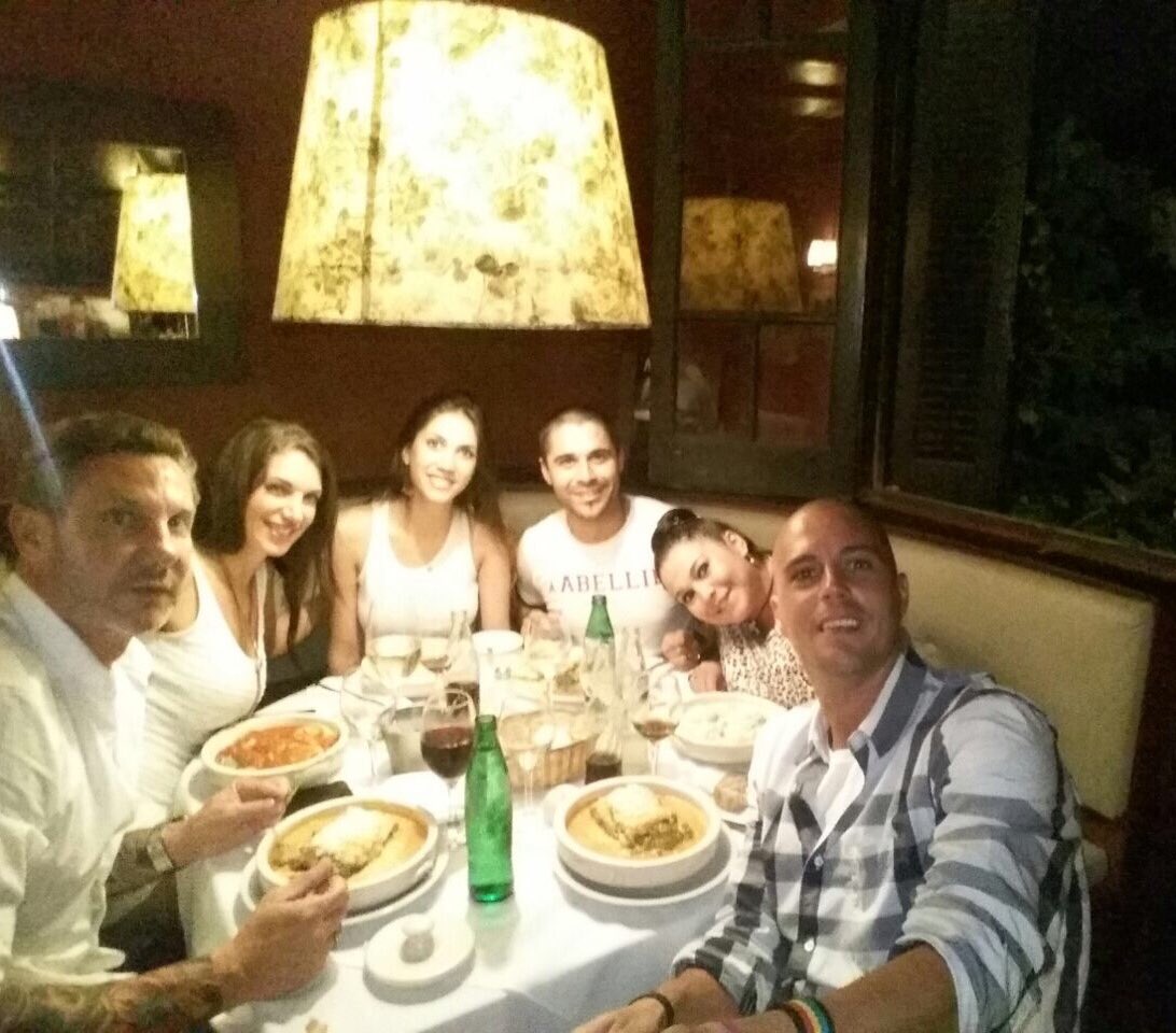 ValeDegenaro's tweet photo. Fotito del lunes aprovechando el día libre !!!! 🎊🙋🏻🎉 Cenita en Tisiano con @JezabelYacuzzi #Nelson @juanyacuzzi #Camila y @hernan47st 🤗❤️ https://t.co/oTjXYRf70M
