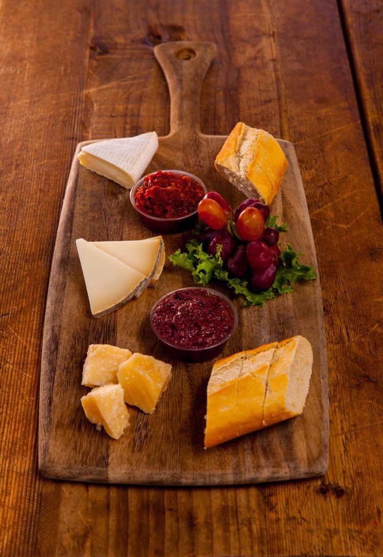 thecheesecourse's tweet photo. Hello Weekend😎🍷🧀 #thecheesecourse https://t.co/bOd6JMiNGh