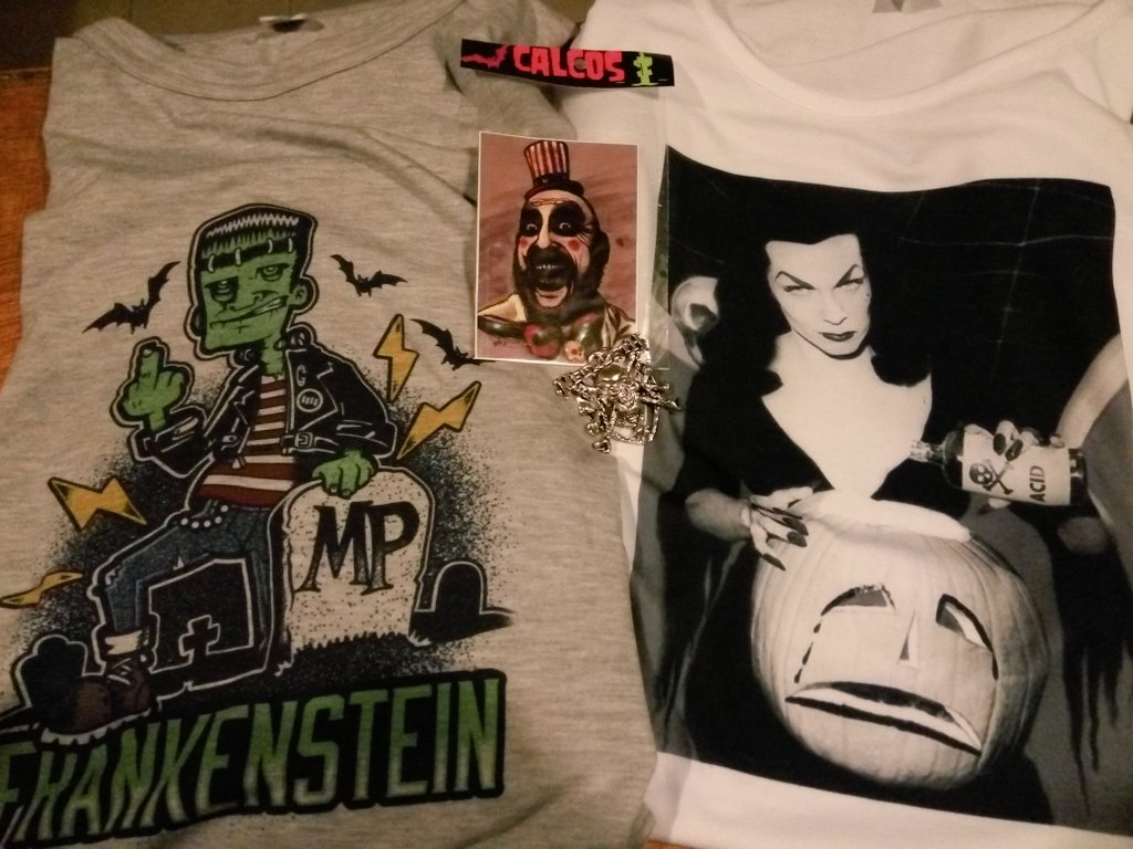 COVERMEWITHDIRT's tweet photo. Ni dos segundos dura la plata en mis manos ay #frankenstein #vampira #capitanspaulding #megadeth https://t.co/eRnMMkUFQP
