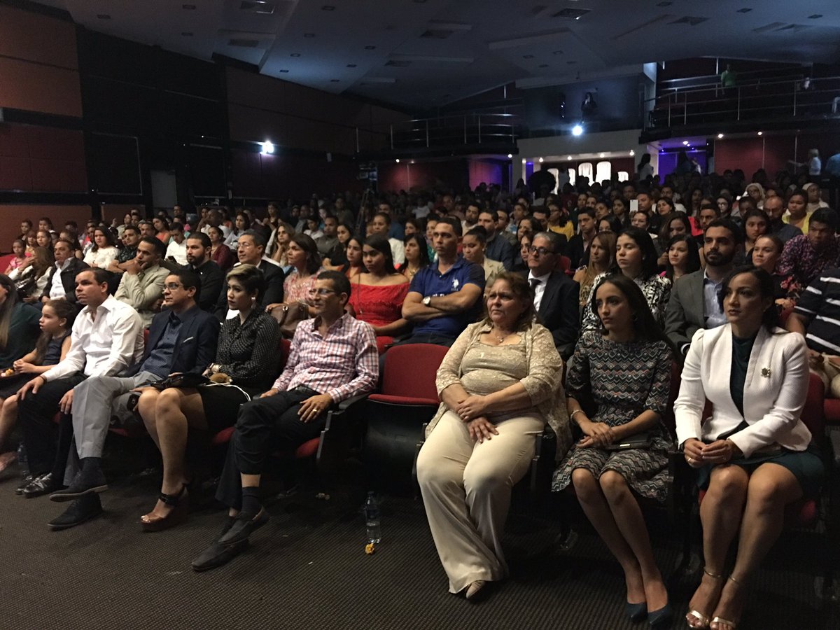 ReyesAridio's tweet photo. Ing @FrancinaHungria conmueve a cientos de jóvenes y autoridades, al contar en La Vega,la historia de su vida. @SIN24Horas @nieves_rd https://t.co/REJimEgfI8