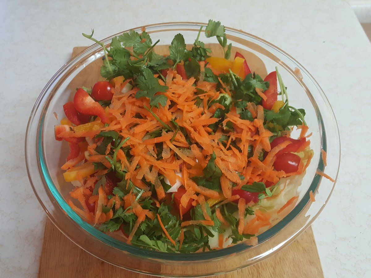 blaine_magee's tweet photo. Mmmmm supper. #Salad #braintumorsurvivor #happy2bealive https://t.co/iFUuhxyUtt