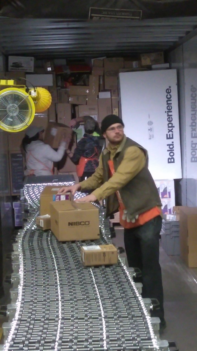 Macman912's tweet photo. @HomeDepot6866 killin end to end #breakitdown #thebus #freightflow #20boxesaminute. @SiatkowskiJed @Sharmarl_King @Lorrainbutler https://t.co/O7hAbncnGT