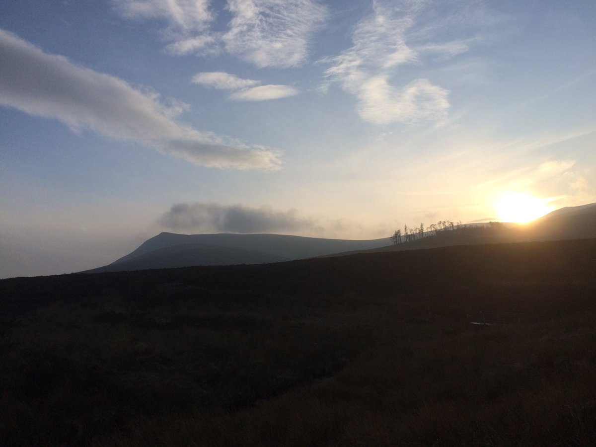 MichaelEvewalks's tweet photo. Sunset over @SkiddawHouseYHA and #Lonscale Fell. #LakeDistrict https://t.co/Uv25lNHzKr