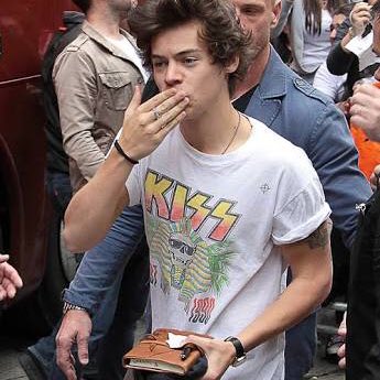 plusoflarry's tweet photo. @plusoflarry day 1: fav outfit https://t.co/4NqRiu7KWQ