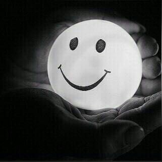 ابتسم الآن وتذكر ما لديك من نعم، انظر في نفسك وحولك كم أنت جميل ومعافى، دع الهم جانبا مسألة وقت وينقضي، فقط ابتسم وكن جميلا ترى الوجود جميلا