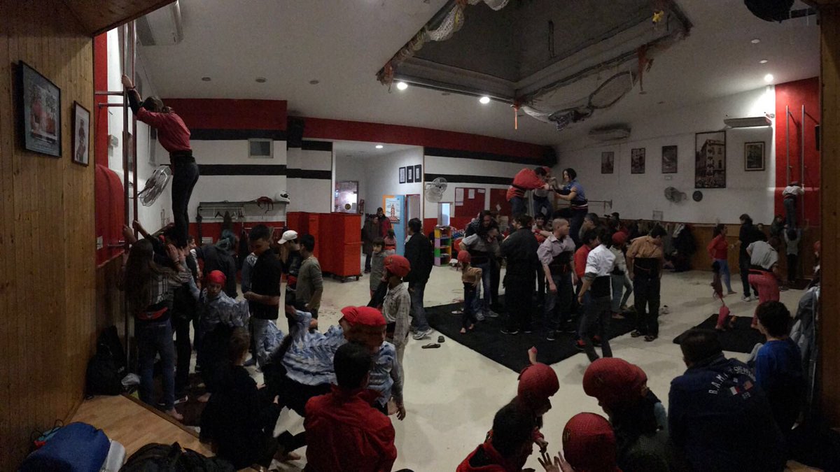 Xicots's tweet photo. Segon assaig de canalla en marxa #Castellers #ComAcasa #35AnysVermells https://t.co/O31AVua3Sb