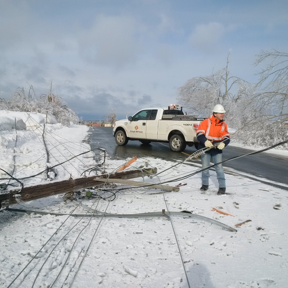 hydroottawa's tweet photo. Our thoughts are with all the New Brunswickers affected by #2017IceStorm & @NB_Power crews working to restore power. #StayStrong #StaySafe https://t.co/RLqOPq0m4Y