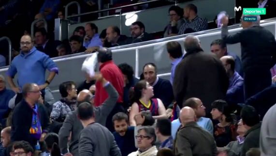 As_TomasRoncero's tweet photo. El Barça de basket al carrer!!! Donde las dan las toman. Pañolada blanca. Grandioso espectáculo en el Palau. https://t.co/7OzfYEJ9uD