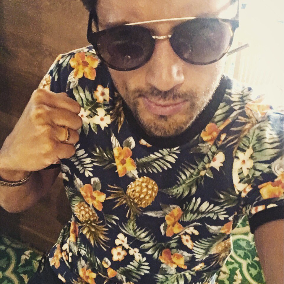 GaboRamos's tweet photo. La playa sigue en mi!! 🌴🌴🌴jaja 🤗😎 #pasandolaChido #F21xMe @forever21men https://t.co/sYQUOIWYgr