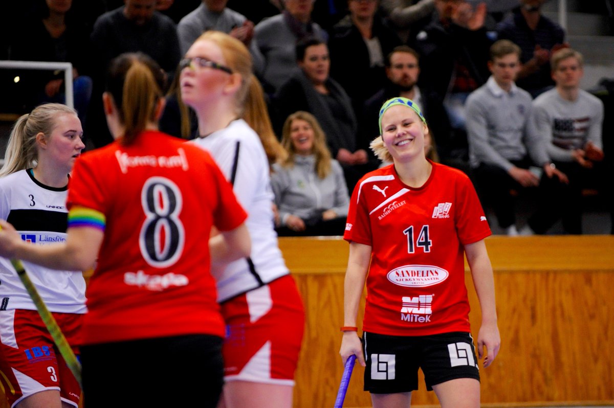 mornefalt's tweet photo. Speakern avslöjar redan efter 10 minuter hur heta @IBFTranas damlag är: ”Och där kom matchens första hattrick”. https://t.co/rlPHfrt09S https://t.co/OgQ54yfJ9A