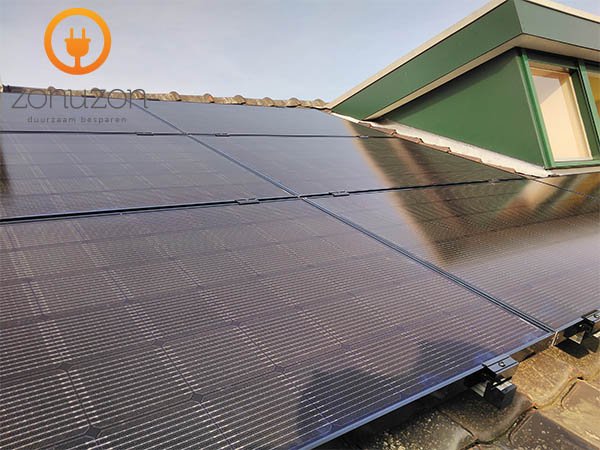 ZONUZON's tweet photo. Esthetisch en kwalitatief hoogwaardig zonnepanelensysteem met @SolarEdgePV HD Wave omvormer en 300 wp panelen van @LGsolar van @ZONUZON https://t.co/0xHUiCiJNQ