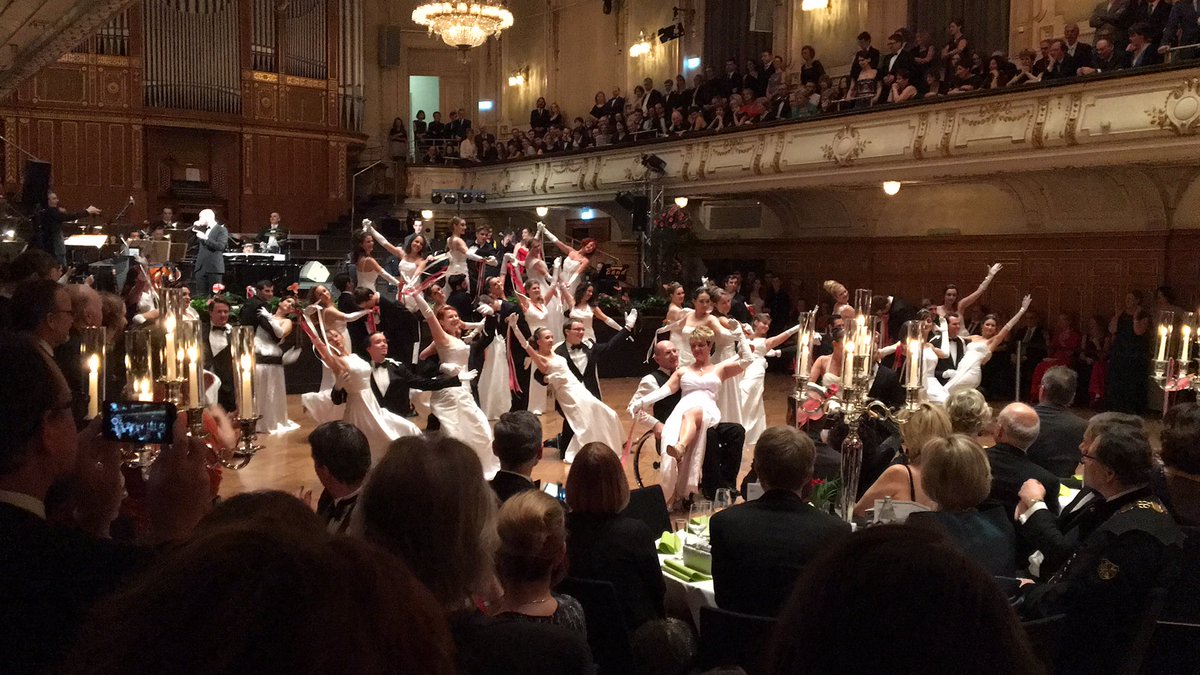 GerhardGGraz's tweet photo. Alles #Walzer #BallderTechnik #TUGraz mit großartiger #Polonaise eröffnet #Graz #Infonova tanzt heute https://t.co/lPnhKfId6a
