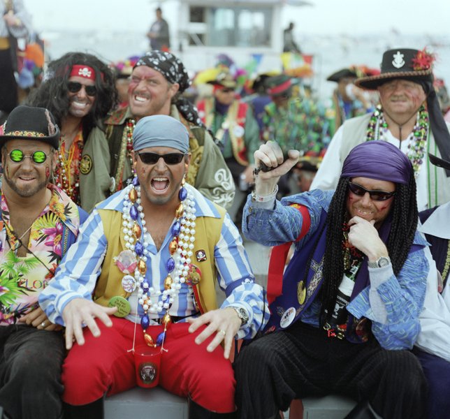 Gear up for <a href="/GasparillaTampa/">Gasparilla Tampa</a>! Use licensed transportation: Cabs w/ PVDL, official <a href="/Uber/">Uber</a> and <a href="/lyft/">Lyft</a> drivers, <a href="/GoHART/">HART 🦩</a> &amp; more.