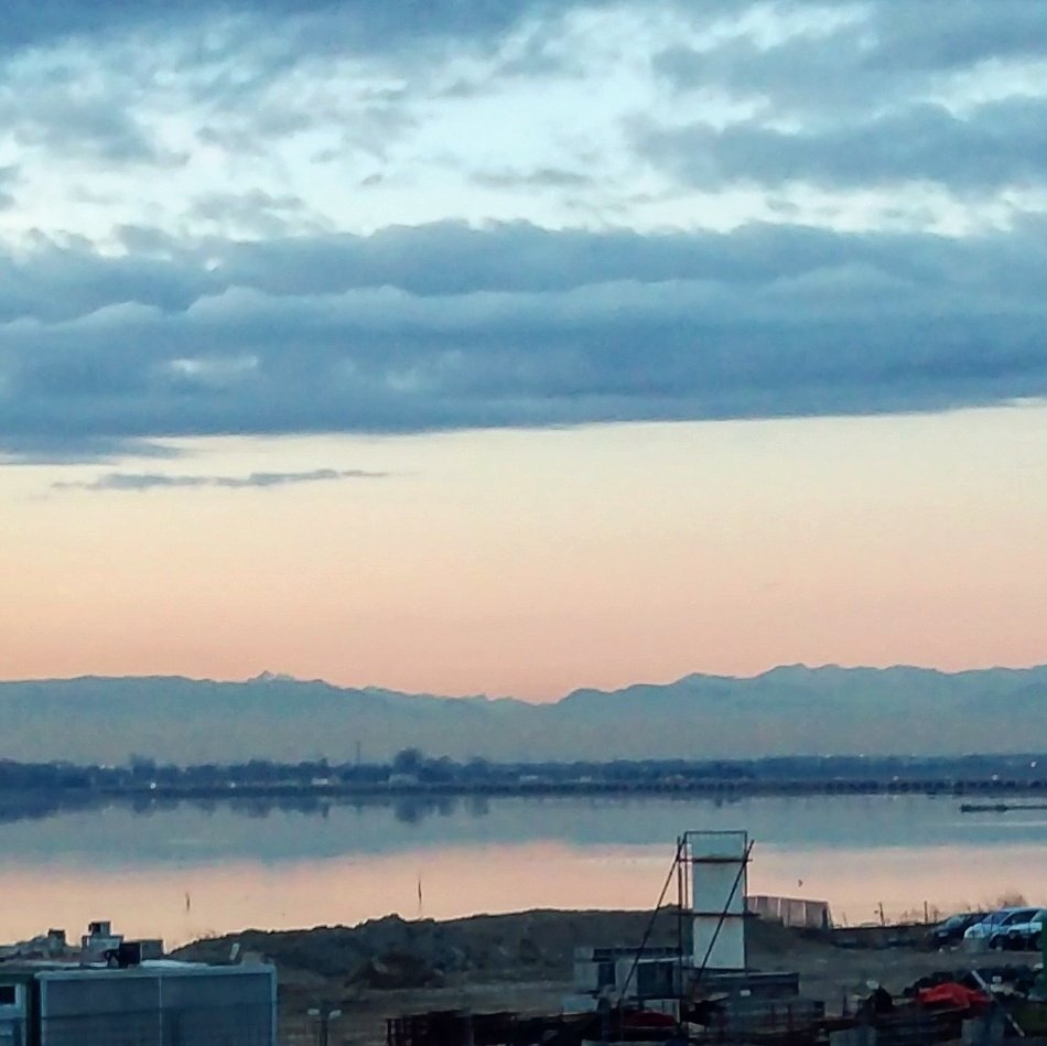 konigleo's tweet photo. ... The other side of Venice! #mainland #venice #bebleo #landscape #venicelagoon #sunset #marghera #clouds #picoftheday https://t.co/H5FyTiGdWZ