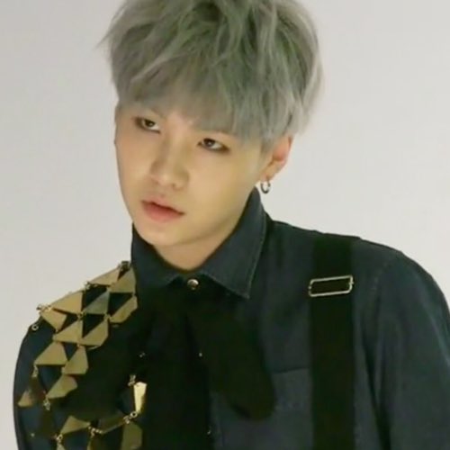 absolutejeon's tweet photo. Yoongi is either a really attractive model or a cute goofball, there's no in between https://t.co/5KFBeTkBRM