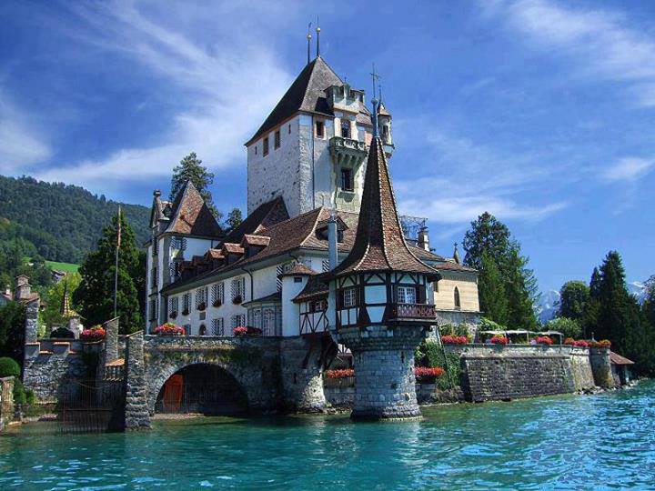 TrMaMeRi's tweet photo. Beautiful villa on Lake Thun, Spiez, #Switzerland. https://t.co/FXNfXuhyfc