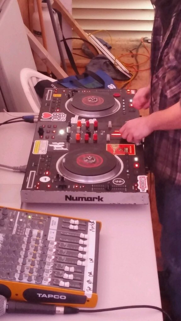 experience_CV's tweet photo. DJ Detoks spinning tunes for Friday Night Skate Party, #CVWinterFest Fun Zone til 8pm! Free skates & skating, 5th & England; final weekend! https://t.co/UdlmHQZ7Ap