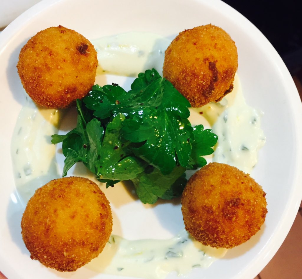 PullmanMtl's tweet photo. 1+1 accord parfait! Sancerre de Gérard Boulay et Arancini au safran seulement au Pullmam bar vin. #épices#dégustation#accordmetsetvins https://t.co/9INsr47YQS
