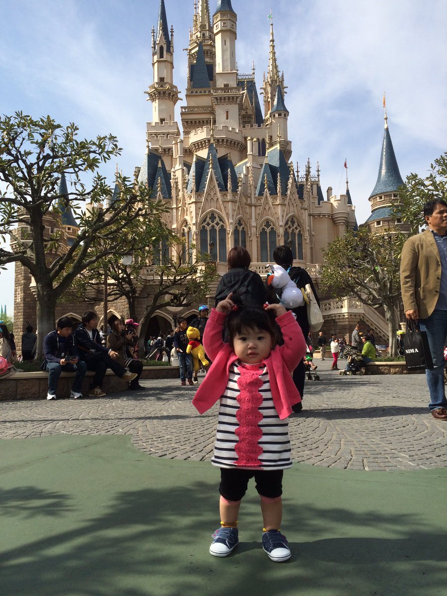 中学の時に付き合って何年か経ちディズニーにも行ってこの頃には結愛が妊娠中で１年経って結愛も歩けるようになって3人でディズニー行って去年は竜雅が産まれて今は家族4人 写真を見ると早いな