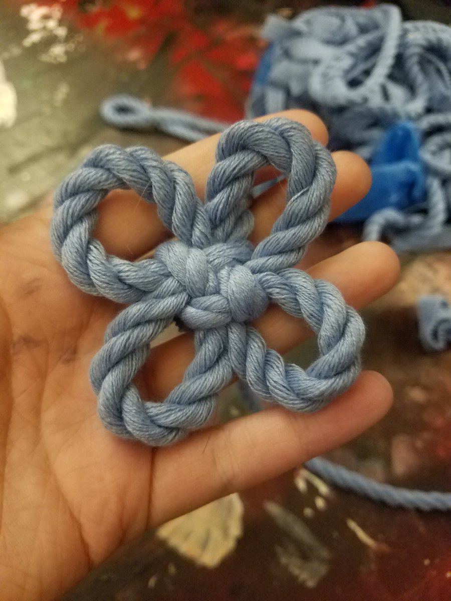 devilcreated's tweet photo. to whoever asked me for a flower knot tutorial, this is the best i got cause im lazy as hell https://t.co/xfq8HSgypO