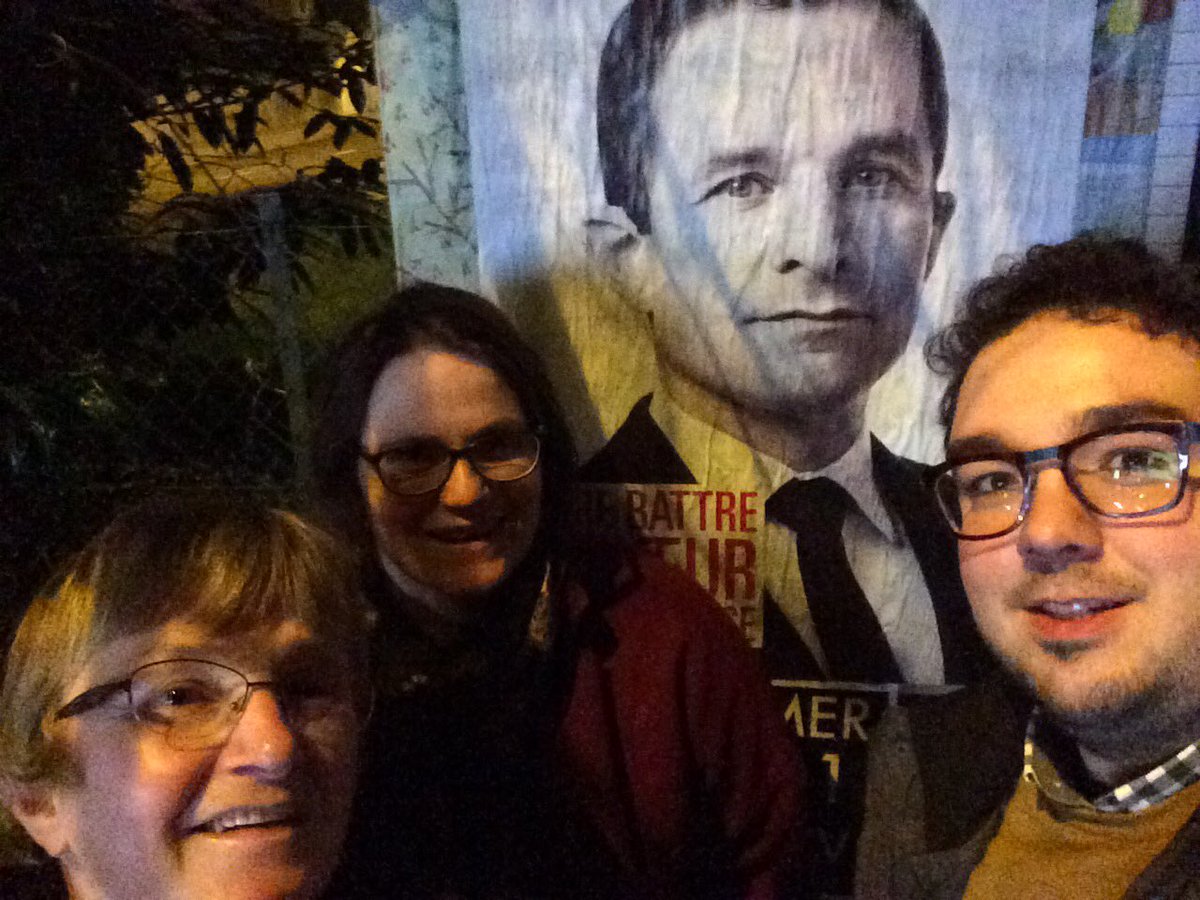 Et encore une équipe de collage à #Nantes pour #FaireBattreLeCoeur de la France avec @benoithamon #Hamon2017