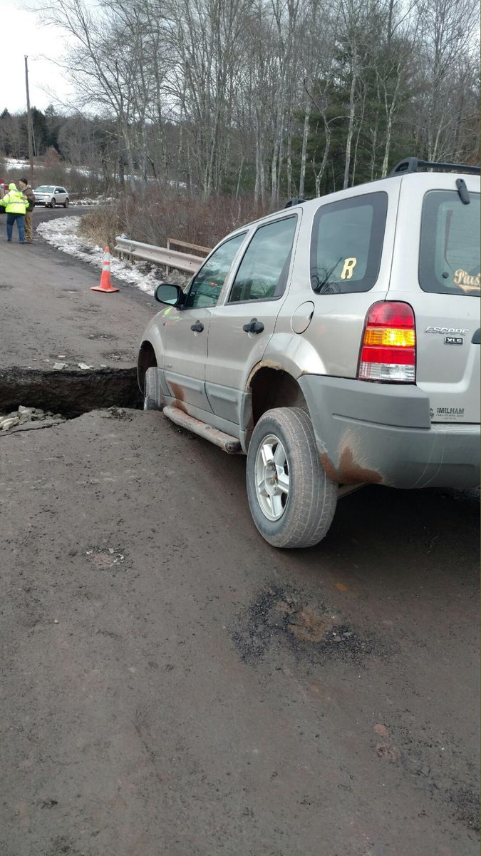 SarahBuynovsky's tweet photo. Hole opens up on problem roadway in Wayne County. Family in vehicle made it out ok @WNEP https://t.co/qZeDaCniVs