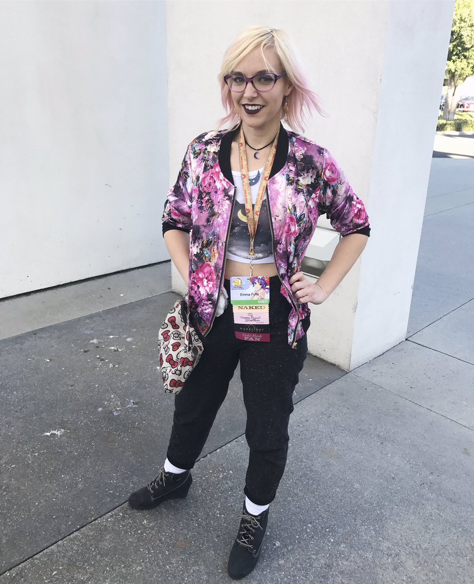 EmmaFyffe's tweet photo. #AnimeLosAngeles day 2 fashion. Shirt from @HotTopic. Jeans @pullandbear from @ASOS. #ootd #animelife #AnimeLA2017 #ALA13 @AnimeLosAngeles https://t.co/uTqlNPgq2t