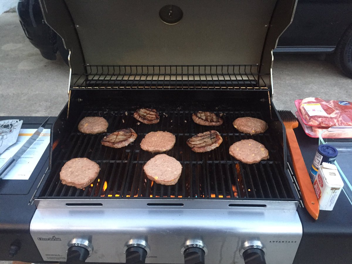 HCBrianSmith's tweet photo. Getting ready to throw down! #grillmasterstyle https://t.co/UvUGqxlATK
