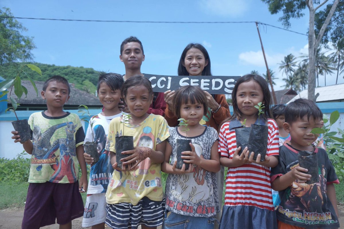 Our #ExchangeAlumni Ziadah planted #CCISeeds with local children to promote literacy &amp; celebrate 10 years of the CCI buff.ly/2k1K6os