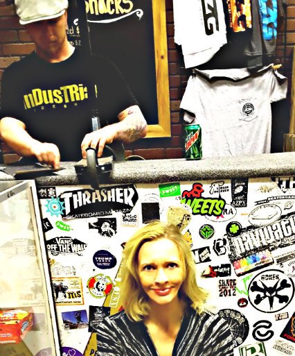 MatthewHoldAZ's tweet photo. A mom hangin' with her fav #AZGrind -er....#RussellSmith @russ_smith_skate https://t.co/y2NHrdWd7Z