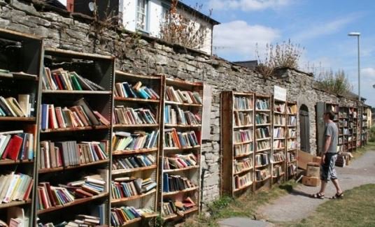 vali_press's tweet photo. Cool bookstores you probably didn't know existed...Hay Castle Bookshop,UK
https://t.co/WtXc4GAjiQ https://t.co/DVKBS3gcjk